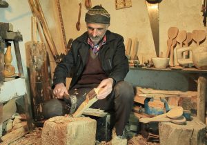 فیلم| “لاکتراشی”، هنر ۱۱ هزار ساله در مسیر فراموشی/قلب صنایع دستی به تپش افتاد