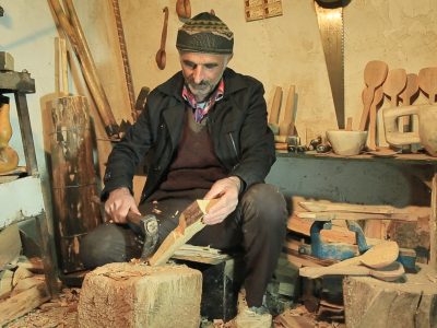 فیلم| “لاکتراشی”، هنر ۱۱ هزار ساله در مسیر فراموشی/قلب صنایع دستی به تپش افتاد